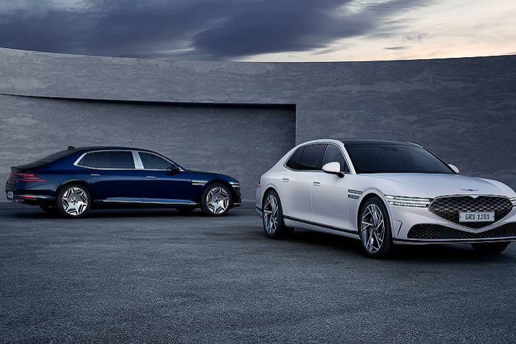 Đuôi xe cũng tái định vị lại ống xả, hốc gắn biển số để làm nổi bật thiết kế đèn hậu phía sau. Cụm đèn hậu giờ đây không còn đồ họa 2 tầng như các dòng Genesis khác, thay vào đó là thiết kế liền mạch như S-Class, nhưng góc cạnh hơn đối thủ Đức.