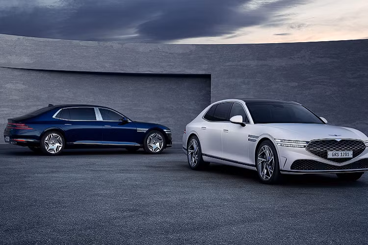 Đuôi xe cũng tái định vị lại ống xả, hốc gắn biển số để làm nổi bật thiết kế đèn hậu phía sau. Cụm đèn hậu giờ đây không còn đồ họa 2 tầng như các dòng Genesis khác, thay vào đó là thiết kế liền mạch như S-Class, nhưng góc cạnh hơn đối thủ Đức.