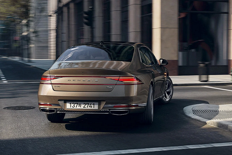 Chiếc flagship được thiết kế lại hứa hẹn đem đến một chuyến đi êm ái hơn nhờ Hệ thống treo điện tử Preview-Electronic Control Suspension. Hệ thống này sử dụng camera phía trước để nhận biết điều kiện đường xá và dự đoán những vị trí mấp mô để điều chỉnh xe êm ái. 