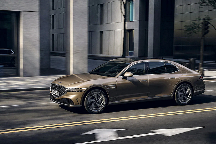 Genesis cho biết hệ thống này cải thiện sự nhanh nhẹn và ổn định khi vào cua, đồng thời cho phép mẫu xe có bán kính quay vòng tương tự như một chiếc sedan hạng trung. Cuối cùng, mẫu xe sang này có hệ thống phanh có thể điều chỉnh cho phép người lái chọn giữa 3 chế độ khác nhau. Một trong số chúng được gọi là chế độ Chauffeur, hỗ trợ cung cấp các điểm dừng nhẹ. Giá xe Genesis G90 2023 chưa công bố, xe dự kiến sẽ ra mắt vào năm sau.