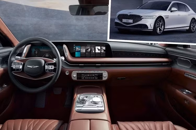 Bắt đầu từ khoang lái, chiếc sedan Genesis G90 2023 mới đã được “thiết kế để làm hài lòng cả những khách hàng tự cầm lái lẫn những người có tài xế riêng”. Hàng ghế trước gây chú ý với cụm đồng hồ điện tử và màn hình trung tâm cỡ lớn, đều có kích thước 12,3 inch.