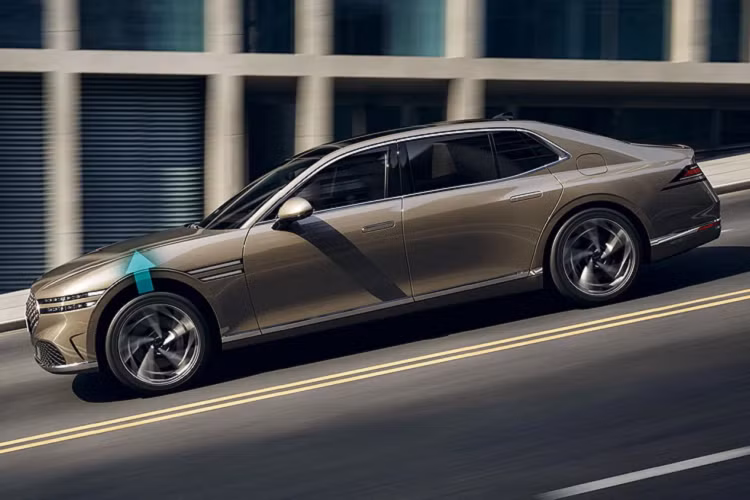 Bên cạnh nội thất sang trọng không kém xe Đức, Genesis G90 còn được trang bị động cơ ấn tượng. Genesis xác nhận mẫu xe sẽ được trang bị động cơ 3.5L V6 kết hợp với hộp số tự động 8 cấp. Tại thị trường hàn Quốc, động cơ V6 3.5L này cho (280 kW / 380 PS) và mô-men xoắn 391 lb-ft (530 Nm). Đi cùng là hệ dẫn động 4 bánh toàn thời gian.