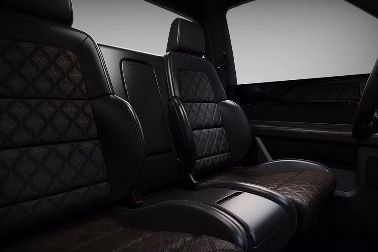 Trái ngược với phong cách hiện đại thường thấy ở những chiếc bán tải điện đang được mong đợi như Tesla Cybertruck hay Rivian R1T, Alpha Wolf áp dụng một thiết kế cổ điển làm gợi nhớ đến những mẫu bán tải trong quá khứ. Đây là một điểm chung của các mẫu xe điện Alpha khi sedan Ace và crossover Jax cũng đều có thiết kế hoài cổ, gọn gàng mà đẹp mắt.