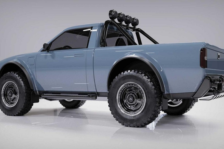 Về mặt kích thước, Alpha Wolf 2022 chạy điện có chiều dài 4.775 mm, rộng 1.930 mm, và cao 1.676 mm, khiến nó chỉ ngang ngửa Ford Ranger thế hệ trước, và nhỏ hơn đáng kể so với các đối thủ bán tải điện đã được công bố khác. Nhà sản xuất dự định cung cấp Wolf với một cụm pin 75-85 kWh, mang lại cự li di chuyển khoảng 440 km. Nó cũng sẽ được trang bị hệ truyền động 4 bánh hoặc 2 bánh trước tùy theo cấu hình mô tơ kép hoặc mô tơ đơn. Xe có thể gia tốc từ 0-96 km/h trong 6,2 giây, và có khả năng kéo 1.360 kg.