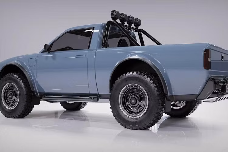 Về mặt kích thước, Alpha Wolf 2022 chạy điện có chiều dài 4.775 mm, rộng 1.930 mm, và cao 1.676 mm, khiến nó chỉ ngang ngửa Ford Ranger thế hệ trước, và nhỏ hơn đáng kể so với các đối thủ bán tải điện đã được công bố khác. Nhà sản xuất dự định cung cấp Wolf với một cụm pin 75-85 kWh, mang lại cự li di chuyển khoảng 440 km. Nó cũng sẽ được trang bị hệ truyền động 4 bánh hoặc 2 bánh trước tùy theo cấu hình mô tơ kép hoặc mô tơ đơn. Xe có thể gia tốc từ 0-96 km/h trong 6,2 giây, và có khả năng kéo 1.360 kg.