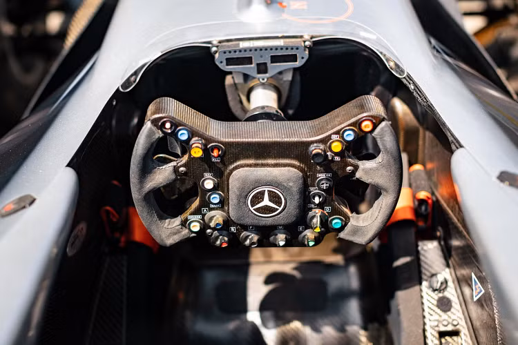 So với xe đua F1 ngày nay, thiết kế của chiếc McLaren MP4-17D đời 2002 trông đơn giản hơn nhiều. Đặc biệt, bộ khung bảo vệ Halo vẫn chưa xuất hiện trên mẫu xe này.