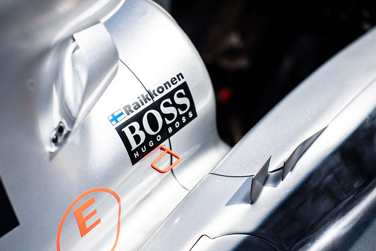 Đặc biệt, chiếc xe đang được rao bán này là 1 trong 6 chiếc xe F1 của đội McLaren được sử dụng bộ tem West McLaren Mercedes.