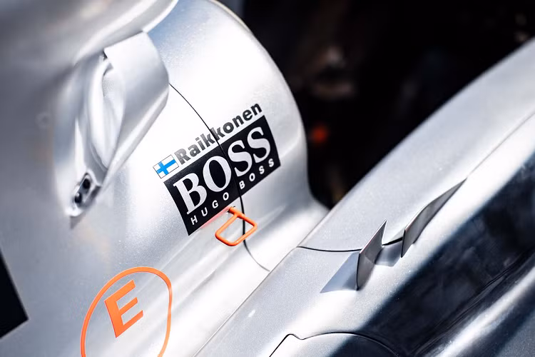 Đặc biệt, chiếc xe đang được rao bán này là 1 trong 6 chiếc xe F1 của đội McLaren được sử dụng bộ tem West McLaren Mercedes.