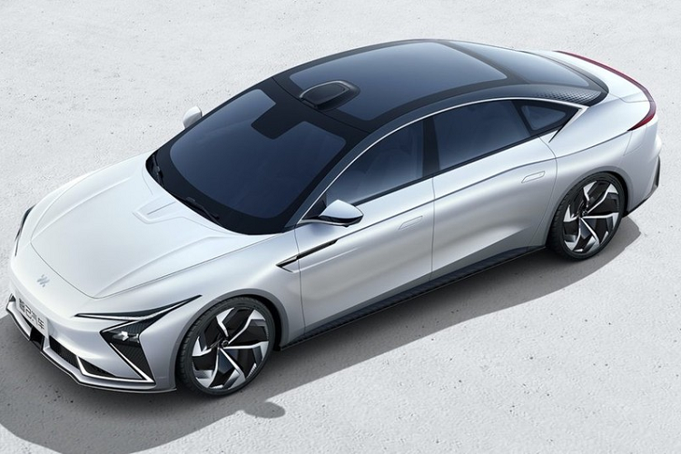 Trong đó, mẫu sedan trông khá ấn tượng với thiết kế trơn mượt và hệ thống đèn thông minh mà thương hiệu xe điện IM nói rằng bao gồm 2,6 triệu điểm ảnh ánh sáng. Chúng có thể được sử dụng để hiển thị hình ảnh động cũng như trạng thái sạc điện. Bên cạnh hệ thống đèn chiếu sáng công nghệ cao, mẫu sedan điện mới mẻ này còn có tay nắm cửa kiểu chìm và bộ la-zăng khí động học. Đồng thời, chúng ta cũng có thể thấy sự hiện diện của cửa sổ nhìn toàn cảnh lớn, một thiết bị cảm biến gắn trên nóc và đèn hậu dài hết chiều rộng.