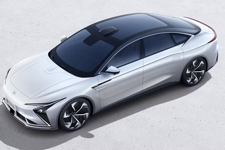 Trong đó, mẫu sedan trông khá ấn tượng với thiết kế trơn mượt và hệ thống đèn thông minh mà thương hiệu xe điện IM nói rằng bao gồm 2,6 triệu điểm ảnh ánh sáng. Chúng có thể được sử dụng để hiển thị hình ảnh động cũng như trạng thái sạc điện. Bên cạnh hệ thống đèn chiếu sáng công nghệ cao, mẫu sedan điện mới mẻ này còn có tay nắm cửa kiểu chìm và bộ la-zăng khí động học. Đồng thời, chúng ta cũng có thể thấy sự hiện diện của cửa sổ nhìn toàn cảnh lớn, một thiết bị cảm biến gắn trên nóc và đèn hậu dài hết chiều rộng.