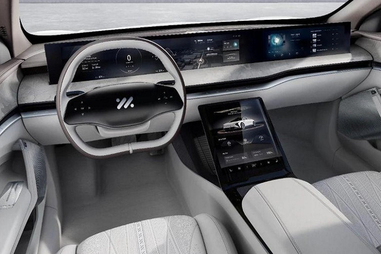 Phong cách cao cấp tiếp tục lan tỏa trong cabin khi người dùng sẽ thấy chất liệu da bán anilin, gỗ trang trí và các chi tiết điểm nhấn bằng kim loại. Chiếc sedan cũng được trang bị cửa sổ hai lớp và tính năng cửa đóng mở bằng điện.