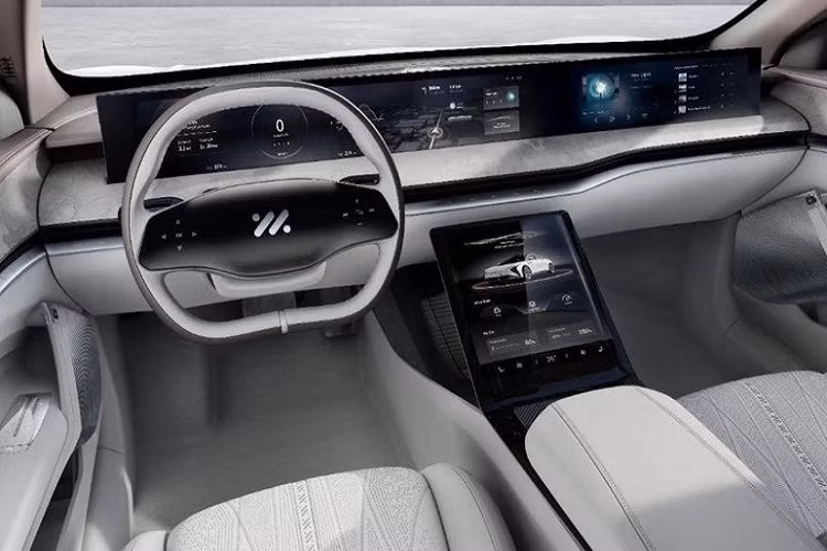 Phong cách cao cấp tiếp tục lan tỏa trong cabin khi người dùng sẽ thấy chất liệu da bán anilin, gỗ trang trí và các chi tiết điểm nhấn bằng kim loại. Chiếc sedan cũng được trang bị cửa sổ hai lớp và tính năng cửa đóng mở bằng điện.