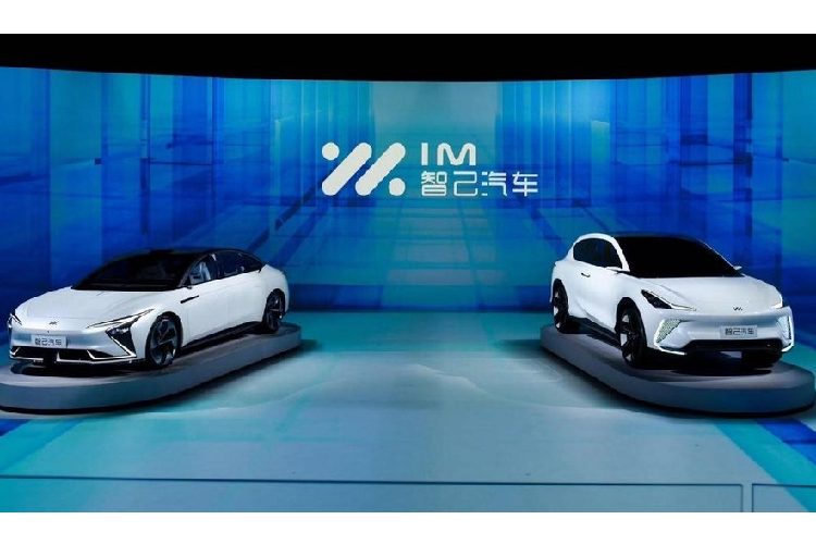 Công ty thương mại điện tử Alibaba và công ty sản xuất xe Trung Quốc SAIC đã bắt tay để cho ra đời một thương hiệu xe hoàn toàn mới gọi là Zhiji Auto (tên tiếng Anh là IM, viết tắt cho chữ “Intelligence in Motion”). Với vai trò là nhà sản xuất xe điện hạng sang IM tại Trung Quốc, công ty sẽ cung cấp cho thị trường một mẫu sedan và một mẫu crossover trong thời gian tới. Hiện tại, cả hai mẫu xe đều chưa có tên cụ thể.