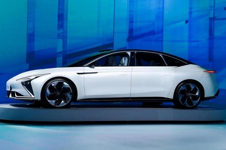 Thú vị hơn nữa, mẫu xe hứa hẹn sẽ để đi kèm với bộ sạc xe điện không dây tốc độ cao được sản xuất hàng loạt đầu tiên trên thế giới. Nó có công suất 11 kW và giúp chiếc xe phục hồi 70-80 km trong khoảng 1 tiếng sạc. Mẫu xe sedan điện của IM sẽ ra mắt công chúng ở Triển lãm Ô tô Thượng Hải trong tháng 4 tới, trong khi mẫu crossover sẽ ra mắt vào năm 2022.