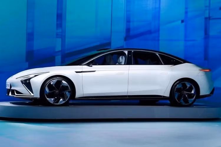 Thú vị hơn nữa, mẫu xe hứa hẹn sẽ để đi kèm với bộ sạc xe điện không dây tốc độ cao được sản xuất hàng loạt đầu tiên trên thế giới. Nó có công suất 11 kW và giúp chiếc xe phục hồi 70-80 km trong khoảng 1 tiếng sạc. Mẫu xe sedan điện của IM sẽ ra mắt công chúng ở Triển lãm Ô tô Thượng Hải trong tháng 4 tới, trong khi mẫu crossover sẽ ra mắt vào năm 2022.