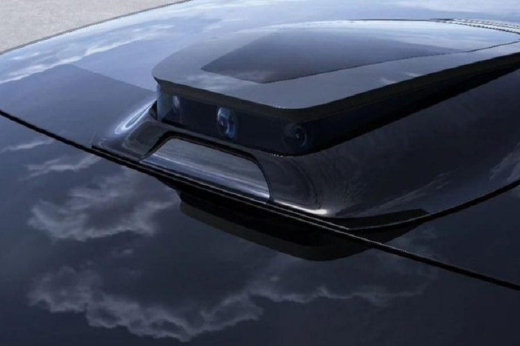 Đó là những tính năng rất hay, nhưng tiếc rằng chúng bị lu mờ bởi màn hình rộng 39 inch nhô ra khỏi mặt táp lô và được chia thành ba phần khác nhau. Không chỉ có vậy, tài xế sẽ có thêm một màn hình 12,8 inch nằm nghiêng ở phía dưới. Nhìn tổng quan, hệ thống điều khiển của mẫu sedan này dường như loại bỏ hết các nút bấm truyền thống.