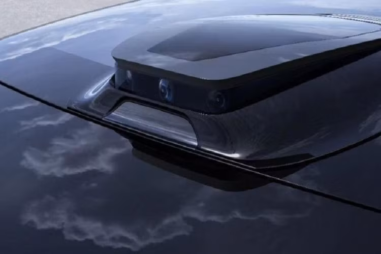 Đó là những tính năng rất hay, nhưng tiếc rằng chúng bị lu mờ bởi màn hình rộng 39 inch nhô ra khỏi mặt táp lô và được chia thành ba phần khác nhau. Không chỉ có vậy, tài xế sẽ có thêm một màn hình 12,8 inch nằm nghiêng ở phía dưới. Nhìn tổng quan, hệ thống điều khiển của mẫu sedan này dường như loại bỏ hết các nút bấm truyền thống.