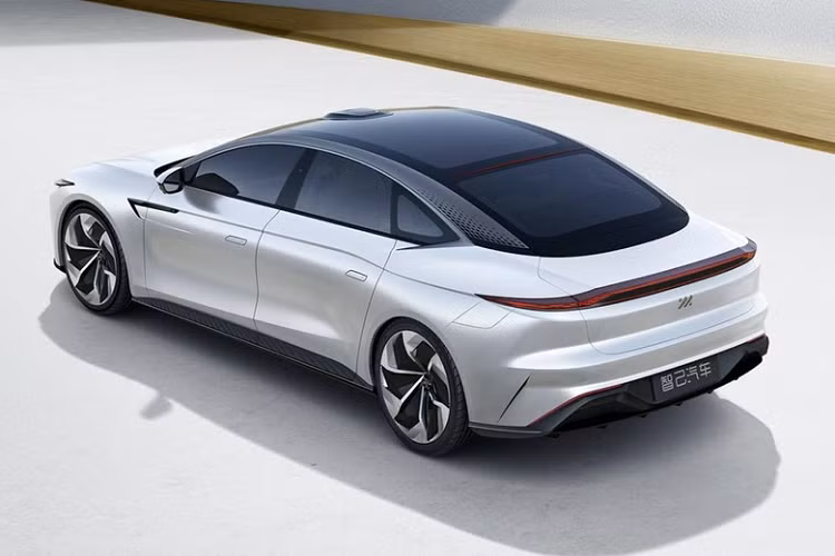 Về mặt công nghệ, chiếc xe được trang bị 15 camera HD, 12 cảm biến siêu âm và radar sóng 5 mm. Chúng được sử dụng cho hệ thống lái xe bán tự động và tính năng triệu hồi giống như Tesla. Vào cuối năm nay, IM được cho là sẽ cung cấp dịch vụ lái xe tự động “điểm tới điểm”. Tuy nhiên thông tin chi tiết vẫn giới hạn, và chủ yếu phụ thuộc vào sự chấp thuận của chính phủ địa phương.