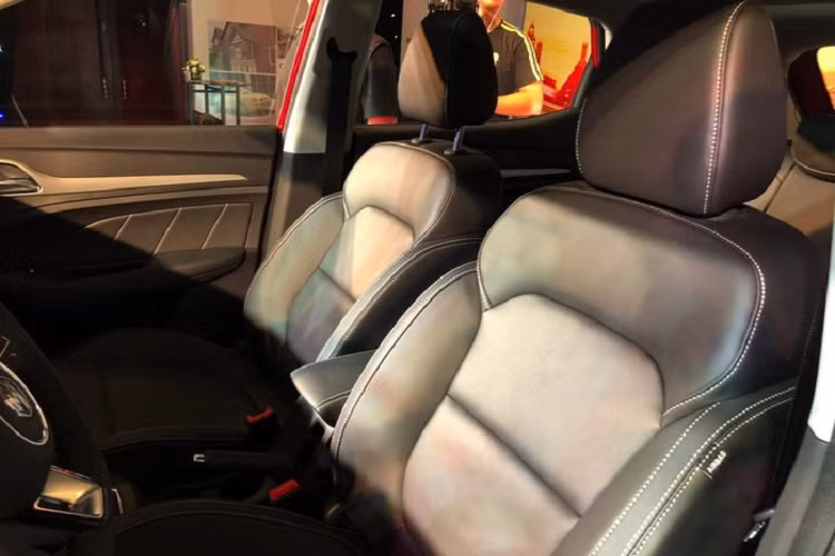 Dù chỉ là phiên bản nâng cấp giữa vòng đời nhưng nội thất bên trong của MG ZS 2021 lại có khá nhiều điểm mới so với phiên bản cũ, dễ nhận thấy nhất chính là bảng đồng hồ kỹ thuật số phía sau vô lăng, khá giống với trang bị của đàn anh HS.