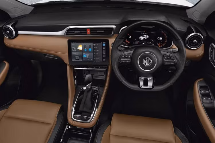 Cụ thể, mức giá của MG ZS bản cũ đang thấp nhất trong phân khúc SUV đô thị cỡ B, ngang Ford EcoSport và thấp hơn Kia Seltos hay Hyundai Kona. Tuy nhiên, theo chia sẻ của một số tư vấn bán hàng trước đó, sức tiêu thụ của mẫu xe này lại khá chậm. MG ZS lần đầu ra mắt Việt Nam vào tháng 7/2020, xe được phân phối thông qua công ty Tan Chong Motor và nhập khẩu nguyên chiếc từ Trung Quốc.