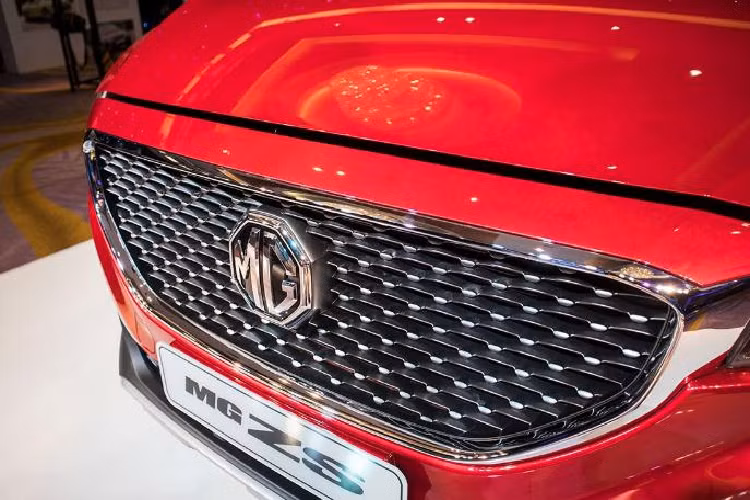 Tiếp đến, màn hình giải trí trung tâm được thiết kế lớn hơn, đặt nổi chứ không liền với táp-lô như trước. Tại thị trường Thái Lan, màn hình này có tính năng hỗ trợ kết nối Apple CarPlay/Android Auto và được kỳ vọng vẫn sẽ giữ nguyên khi về Việt Nam.