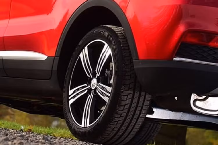 Về khả năng vận hành, bên dưới nắp ca-pô của xe vẫn là khối động cơ xăng dung tích 1.5L cho công suất tối đa 112 mã lực và mô-men xoắn cực đại 150 Nm, đi kèm hệ dẫn động cầu trước và hộp số tự động 4 cấp.