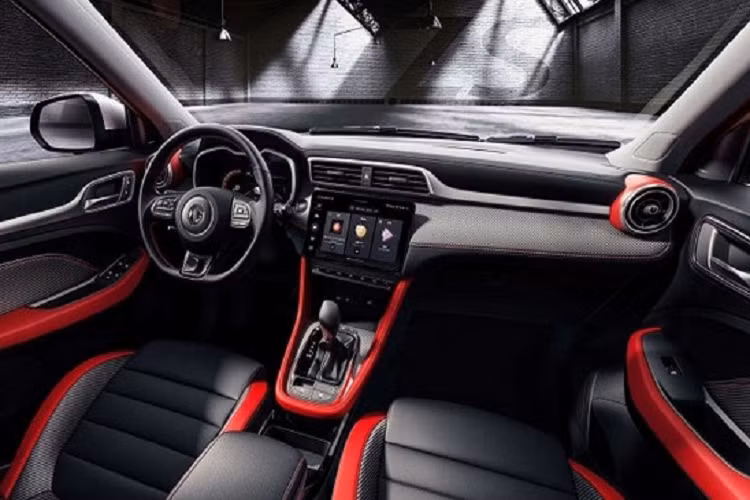 Ở lần nâng cấp giữa vòng đời này, mẫu xe crossover MG ZS 2021 sở hữu ngoại thất có phần bắt mắt hơn với cản trước vuốt sắc chứ không dày như trước đây. Lưới tản nhiệt của xe vẫn là loại lục giác nhưng cụm đèn trước đã được đặt riêng, không còn nối liền. Ngoài ra, thiết kế cụm đèn trước và sau cũng làm thanh mảnh hơn với giao diện LED hiện đại hơn. Bên cạnh đó, bộ mâm hợp kim 17 inch có thiết kế 5 chấu kép thể thao, bớt đơn điệu như bản cũ.