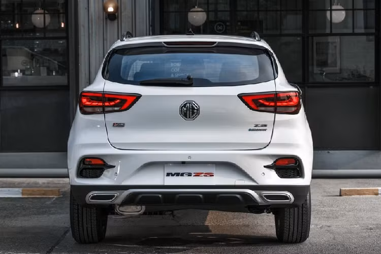 Điều này đồng nghĩa với giá xe MG ZS 2021 có thể sẽ thấp hơn giá bán của phiên bản cũ (518 – 639 triệu đồng), hoặc nếu giữ nguyên thì sẽ có nhiều trang bị hơn. Bên cạnh đó, việc chuyển sang nhập Thái sẽ giúp MG ZS thoát được định kiến “xe Trung Quốc” – vấn đề đang cản trở sức bán của mẫu xe này tại Việt Nam.