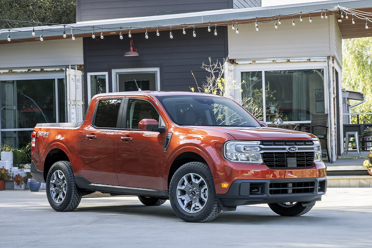 Ford vừa chính thức ra mắt mẫu xe nhỏ nhất trong dòng xe bán tải của mình, mang tên Ford Maverick 2022 mới. Thương hiệu xe Mỹ gọi Maverick là mẫu xe bán tải đầu tiên của mỹ có hệ truyền động tiêu chuẩn là động cơ hybrid, đồng thời là chiếc bán tải có mức tiêu thụ nhiên liệu thấp nhất trên thị trường, dự kiến ở mức 5,88 lít/100 km trong nội đô, trung bình ở mức 7,6 lít/100km.