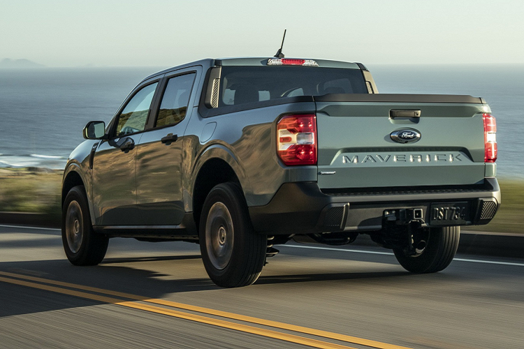 Đáng chú ý hơn, ngay từ phiên bản tiêu chuẩn, Ford Maverick hoàn toàn mới đã được trang bị trang bị hệ truyền động hybrid, bao gồm động cơ động cơ đốt trong 4 xylanh 2.5L, công suất 162 mã lực kết hợp với mô-tơ điện 126 mã lực.