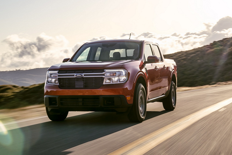 Hệ truyền động này mang đến cho xe tổng công suất 191 mã lực, được truyền đến cả 4 bánh xe qua hộp số vô cấp CVT. Hệ truyền động hybrid trên Maverick còn giúp xe có khả năng vận hành 805 km chỉ với một bình xăng, tải trọng 680 kg và khả năng kéo rơ-moóc 907 kg. 