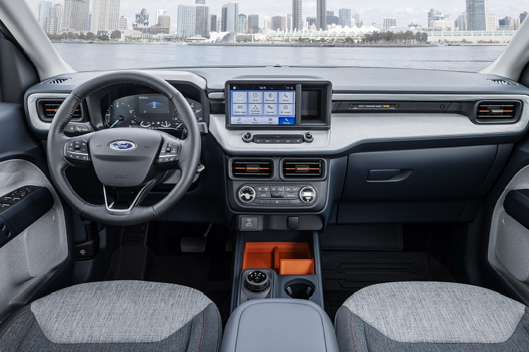 Bên trong khoang lái Ford Maverick sở hữu hệ thống giải trí với màn hình 8 inch, tương thích trình kết nối Apple CarPlay và Android Auto. Vận hành hệ thống này sẽ là tính năng FordPass Connect đi kèm tính năng phát sóng Wifi cho phép kết nối tối đa 10 thiết bị. Khách hàng có nhu cầu cao hơn có thể nâng cấp lên tùy chọn hệ điều hành SYNC3 trên bản trang bị Lariat.