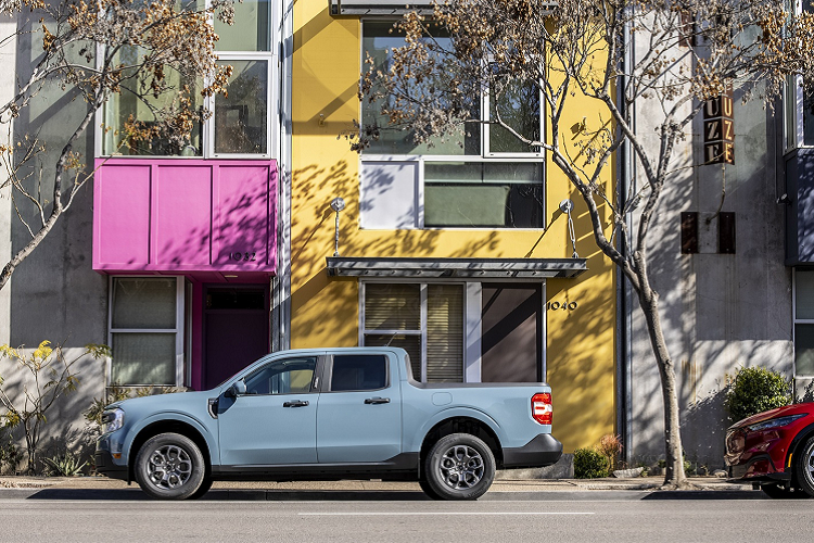 Là một chiếc bán tải, đương nhiên Ford Maverick không thể thiếu đi thùng xe. Ford đã trang bị cho Maverick một thùng xe đủ rộng với kích thước 1,4 mét, có thể mở rộng lên 1,8 mét khi mở cửa thùng xe. Dù con số này không mấy ấn tượng nhưng bù lại thùng xe Maverick lại có thiết kế và một số tiện ích hỗ trợ khá thông minh.