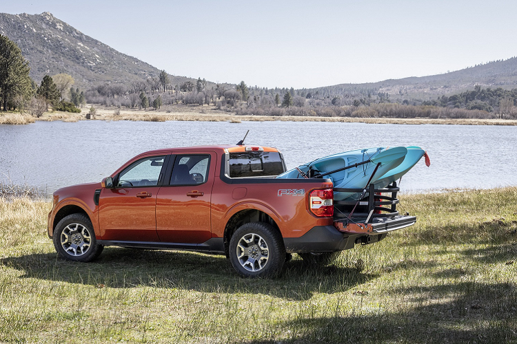 Bên cạnh đó thùng xe còn có 2 móc chằng dây, 4 móc khóa dây và nhiều lỗ chờ đã được tarô sẵn để khách hàng có thể lắp thêm các phụ kiện và trang bị cho thùng xe. Cửa thùng xe cũng có khả năng mở nhiều cấp độ để tiện dụng hơn cho khách hàng.