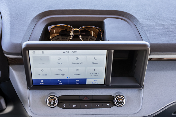 Theo công bố của Ford, xe bán tải Ford Maverick 2022 sẽ được bán ra thị trường trong quý III năm nay với 3 bản trang bị là XL, XLT và Lariat.