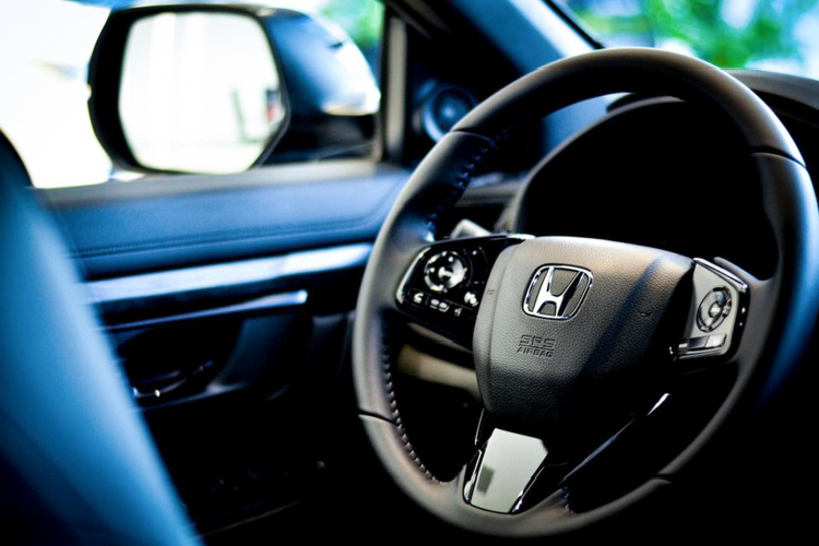 Tại thị trường Việt Nam, Honda CR-V là dòng xe bán chạy trong phân khúc CUV 5+2 chỗ ngồi. Trên thực tế, Honda CR-V là lựa chọn của các khách hàng ở độ tuổi trung niên, đối tượng mua xe theo xu hướng “ăn chắc mặc bền”.