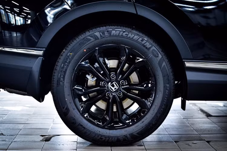 Phiên bản này được trang bị đầy đủ hệ thống an toàn và hỗ trợ lái Honda SENSING gồm: Hệ thống phanh giảm thiểu va chạm (CMBS); Hệ thống đèn pha thích ứng tự động (AHB); Hệ thống kiểm soát hành trình thích ứng bao gồm dải tốc độ thấp (ACC with LSF); Hệ thống giảm thiểu chệch làn đường (RDM); Hệ thống hỗ trợ giữ làn đường (LKAS).