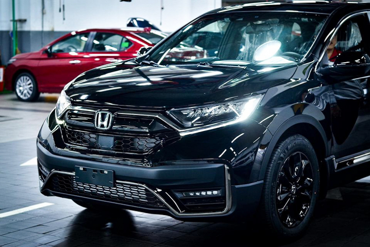Trong khi đó, nội thất Honda CR-V LSE sử dụng vật liệu tối màu như ốp vân gỗ màu đen, hàng ghế phía trước với điểm nhấn là dòng chữ “Black Edition” được thêu tỉ mỉ, trần xe màu đen và các đường viền trang trí trên táp lô, mặt đồng hồ và cánh cửa cũng được chuyển sang màu đen.