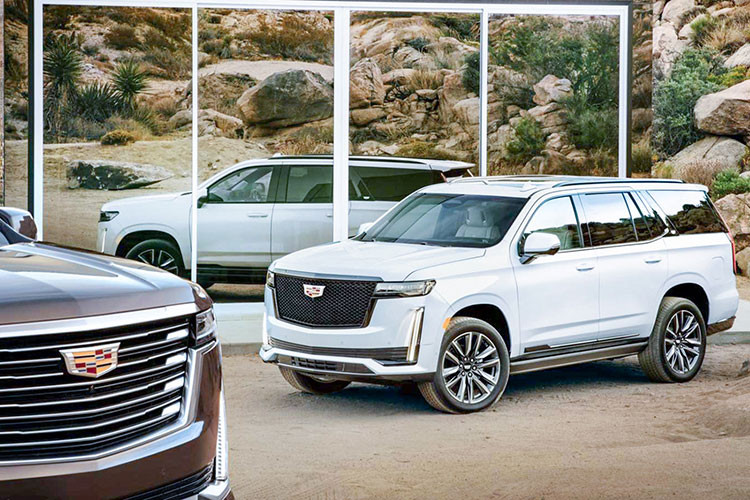 Vào tháng 8 năm ngoái, Cadillac đã tung ra Escalade phiên bản hoàn toàn mới với mức giá khởi điểm thấp hơn 1000 USD (khoảng 23 triệu đồng) so với thế hệ tiền nhiệm. Mặc dù vậy, theo GM, gần một nửa tổng số Cadillac Escalade 2021 mới bán ra vào năm 2020 là các phiên bản cao cấp có mức giá trên 100.000 USD (khoảng 2,3 tỷ đồng).