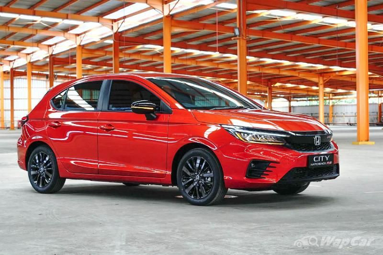 Với 1.494 chiếc bán ra trong tháng 6/2021, Honda City Hatchback 2021 mới lại tiếp tục vượt mặt đối thủ Toyota Yaris (1.188 xe) tại thị trường Indonesia. Ba mẫu xe xếp sau là Suzuki Baleno (159 chiếc). Volkswagen Polo (12 chiếc) và Mazda 2 Hatchback (6 chiếc).