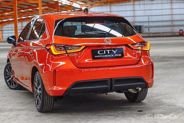 Tại Thái Lan, tất cả các phiên bản của Honda City Hatchback đều sử dụng cỗ máy tăng áp 1.0L VTEC 3 xi-lanh sản sinh công suất 120 mã lực và mô-men xoắn cực đại 173 Nm, kết hợp hộp số CVT và hệ dẫn động cầu trước.