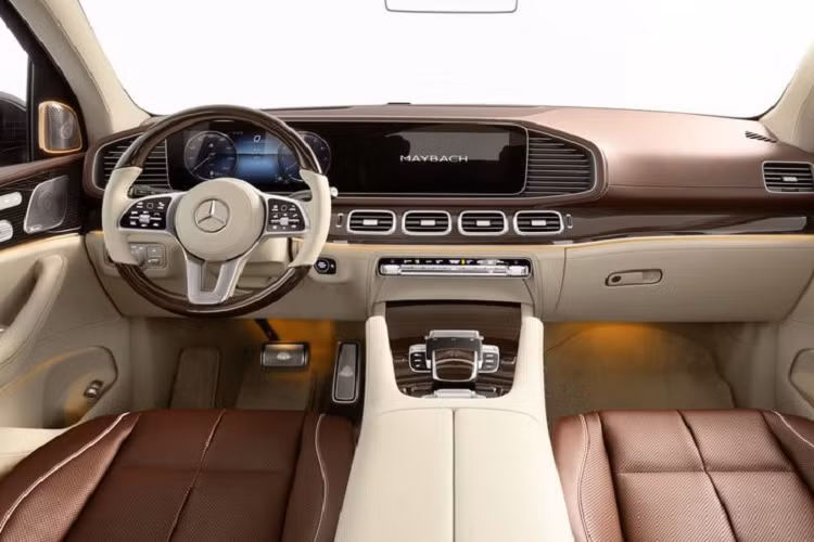 Cản trước với khe hút gió mạ chrome rộng ngang hé mở về sức mạnh của động cơ V8 phía sau. Nhìn từ hai bên, chiếc Mercedes-Maybach GLS sở hữu cột B mạ chrome liền khối, qua đó nhấn mạnh phần không gian hào phóng dành cho hàng ghế thương gia phía sau. Phiên bản SUV siêu sang Mercedes-Maybach GLS 600 4MATIC sử dụng động cơ V8 4.0L tăng áp kép, có thể đạt công suất cực đại 557 mã lực. Sức kéo lên đến 730 Nm trong dải vòng tua 2.500 - 4.500 vòng/phút. 