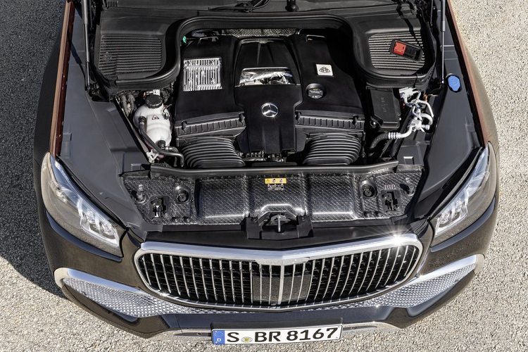 Khoảng duỗi chân của 2 ghế thương gia rộng đến 1.103 mm. Nếu đẩy ghế hành khách trước lên phía trên, khoảng không gian sẽ nới rộng lên đến 1.340 mm và lưng ghế thương gia có thể ngả tới 43,5° – đem tới vị trí đặc biệt thư giãn như nằm trên một chiếc giường riêng tư. Hai ghế thương gia còn tích hợp cả bàn làm việc với cơ cấu gập thông minh, cùng tủ lạnh làm nơi cất giữ champagne. 