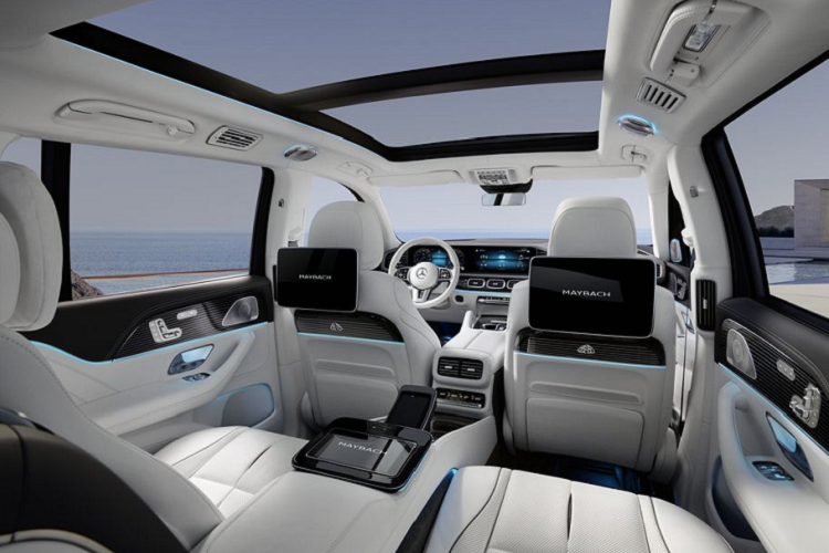 Trong trường hợp mắc kẹt tại những địa hình xấu như cát lún, tính năng Recovery trong chế độ lái xe Địa hình (Off-Road) sẽ liên tục tăng giảm độ cao ở các bánh xe, giúp Mercedes-Maybach GLS tự vùng thoát và đưa chủ nhân ra khỏi tình huống khó khăn. Khoang nội thất được chế tác để tạo ra cảm giác đắm chìm giữa những đường vẽ designo liền mạch và không gian hắt sáng đầy nghệ thuật từ hệ thống đèn nội thất AMBIENT LIGHTING. Từng chi tiết công thái học đều được nghiên cứu kỹ lưỡng để trải nghiệm của hành khách luôn thuận tiện, dễ chịu. 
