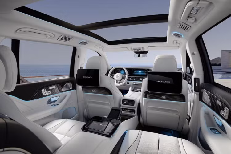 Trong trường hợp mắc kẹt tại những địa hình xấu như cát lún, tính năng Recovery trong chế độ lái xe Địa hình (Off-Road) sẽ liên tục tăng giảm độ cao ở các bánh xe, giúp Mercedes-Maybach GLS tự vùng thoát và đưa chủ nhân ra khỏi tình huống khó khăn. Khoang nội thất được chế tác để tạo ra cảm giác đắm chìm giữa những đường vẽ designo liền mạch và không gian hắt sáng đầy nghệ thuật từ hệ thống đèn nội thất AMBIENT LIGHTING. Từng chi tiết công thái học đều được nghiên cứu kỹ lưỡng để trải nghiệm của hành khách luôn thuận tiện, dễ chịu. 