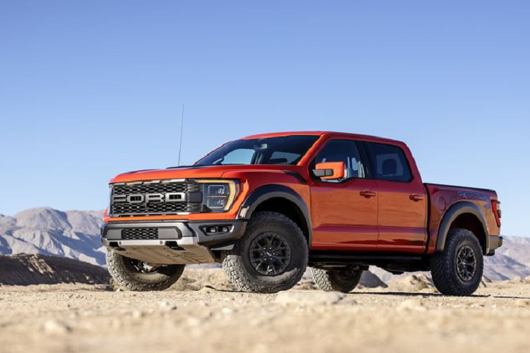  8. Ford F-150 Đây là dòng bán tải “đỉnh” nhất tại Mỹ và Ford F-150 là phiên bản được ưa chuộng hàng đầu với thiết kế đa dụng cùng những tiện nghi ngập tràn và khả năng vượt địa hình ấn tượng. Việc có thêm phiên bản chạy điện F-150 Lightning khiến mẫu bán tải này lại càng trở nên “hot” hơn bao giờ hết, đặc biệt là tại khu vực Châu Âu. Các phiên bản của Ford F-150 từng được nhập khẩu tư nhân về Việt Nam có giá bán từ 4 – 5 tỷ VNĐ.