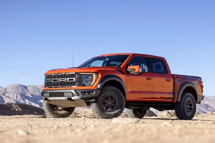  8. Ford F-150 Đây là dòng bán tải “đỉnh” nhất tại Mỹ và Ford F-150 là phiên bản được ưa chuộng hàng đầu với thiết kế đa dụng cùng những tiện nghi ngập tràn và khả năng vượt địa hình ấn tượng. Việc có thêm phiên bản chạy điện F-150 Lightning khiến mẫu bán tải này lại càng trở nên “hot” hơn bao giờ hết, đặc biệt là tại khu vực Châu Âu. Các phiên bản của Ford F-150 từng được nhập khẩu tư nhân về Việt Nam có giá bán từ 4 – 5 tỷ VNĐ.