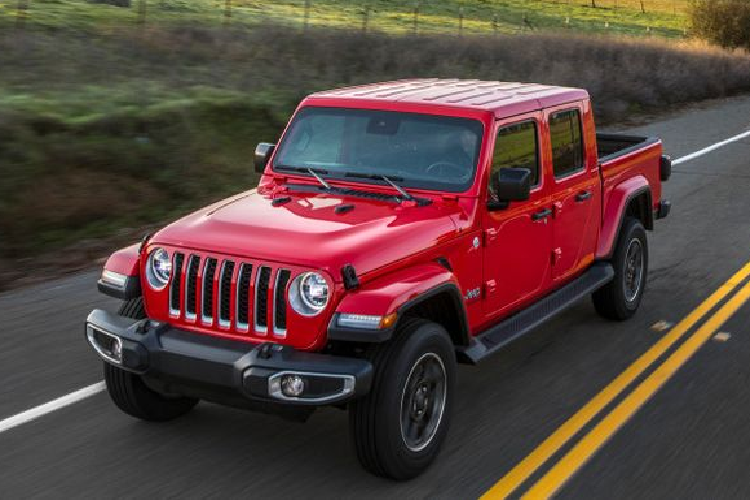  7. Jeep Gladiator Gladiator có kích thước tương đương với Ford Ranger, tuy nhiên nó lại được coi là đối thủ cạnh tranh ngang hàng với Ford F-150 Raptor. Jeep Gladiator được xây dựng chú trọng vào khả năng vượt địa hình, do đó mẫu xe bán tải này có khả sức tải khá hạn chế, chỉ ở mức 620 kg.