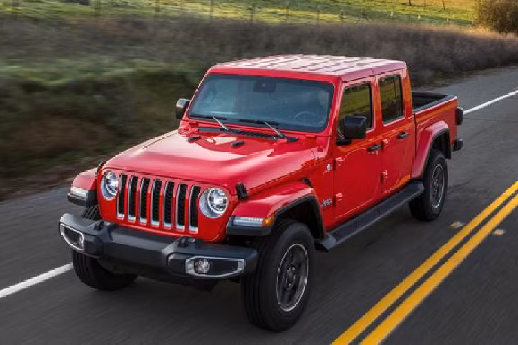  7. Jeep Gladiator Gladiator có kích thước tương đương với Ford Ranger, tuy nhiên nó lại được coi là đối thủ cạnh tranh ngang hàng với Ford F-150 Raptor. Jeep Gladiator được xây dựng chú trọng vào khả năng vượt địa hình, do đó mẫu xe bán tải này có khả sức tải khá hạn chế, chỉ ở mức 620 kg.