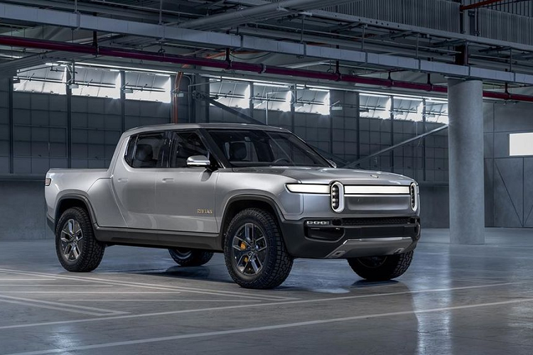  9. Rivian R1T Chiếc bán tải điện Rivian R1T đầu tiên đã được xuất xưởng vào đầu tháng 9 và những chiếc xe đầu tiên sẽ được giao tới khách hàng vào đầu năm sau. Giống các mẫu bán tải khác trên thị trường, Rivian R1T sở hữu ca-bin kép với 5 chỗ ngồi và thùng tải phía sau. Rivian đưa tới cho khách hàng của R1T ba sự lựa chọn về pin bao gồm 150 kWh, 130 kWh và 180 kWh, tương ứng với phạm vi hoạt động tối đa 370 km, 482 km và 643 km trong mỗi lần sạc đầy. Tại Mỹ, Rivian R1T được bán với giá 73.000 USD (~1,6 tỷ VNĐ), cạnh tranh trực tiếp với Ford F-150 Lightning và Tesla Cypertruck trong nhóm xe bán tải chạy điện.